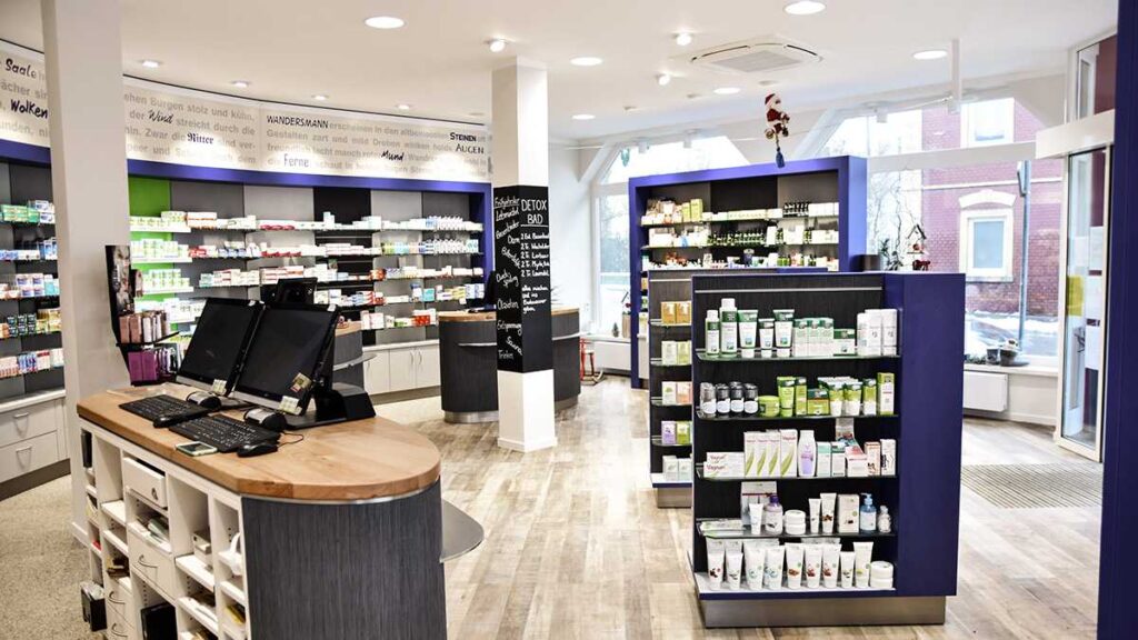 Brunner Apotheke Schwarzenbach Saale Verkaufsraum in den Farben weiß, blau in Kombination mit Holzoptik