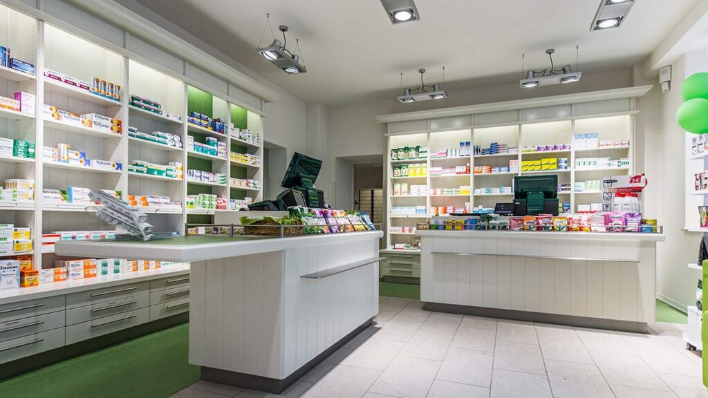 Kirchplatz Apotheke Pegau Kassenbereich mit Schränken im Hintergrund