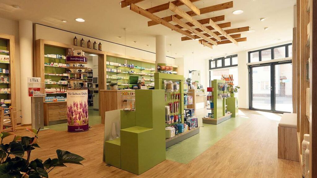 Laurentius Apotheke Tennhardt Zwenkau Apotheke in Grüntönen und Holzoptik