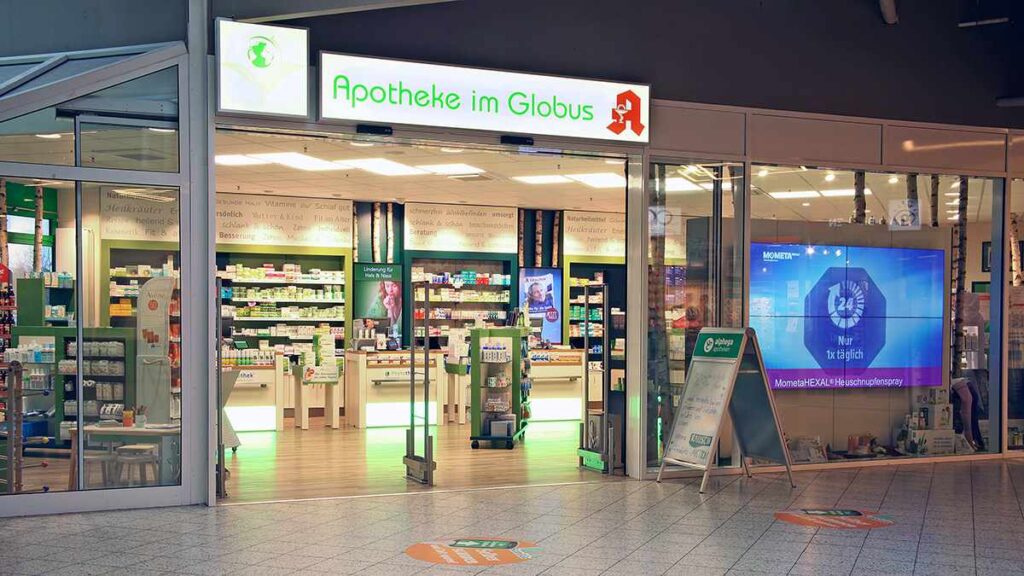 Schüsler Apotheke im Globus Hermsdorf Blick auf Eingangsbereich