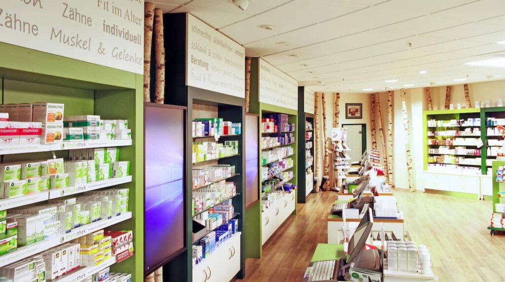 Sichtwahl einer modern eingerichteten Apotheke mit Schriftzug als Dekoelement.