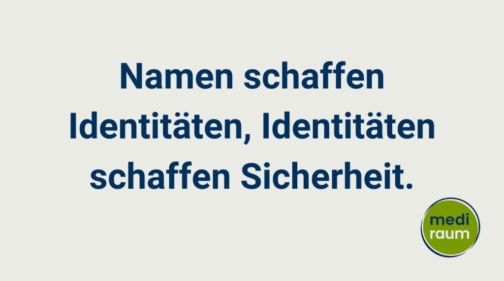 Statement "Namen schaffen Identitäten, Identitäten schaffen Sicherheit" auf grauem Hintergrund mit mediraum design Logo am unteren rechten Bildrand